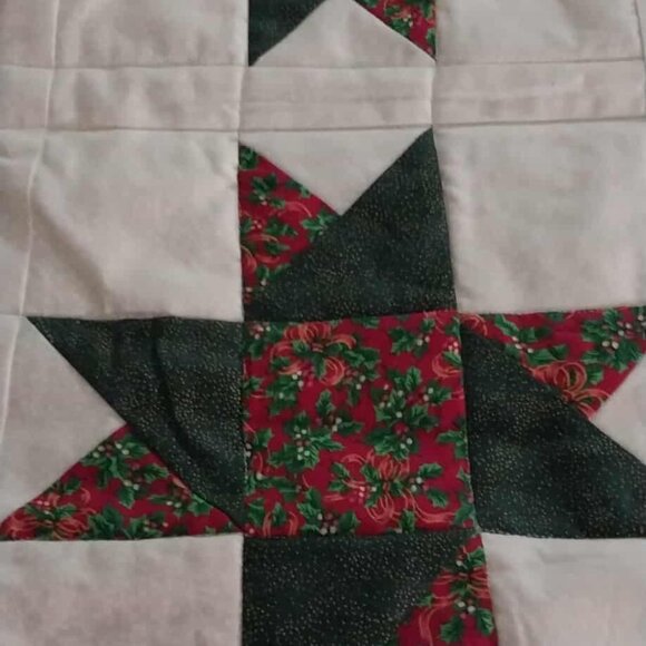 Hand quilted table runner - Picture 4 of 4